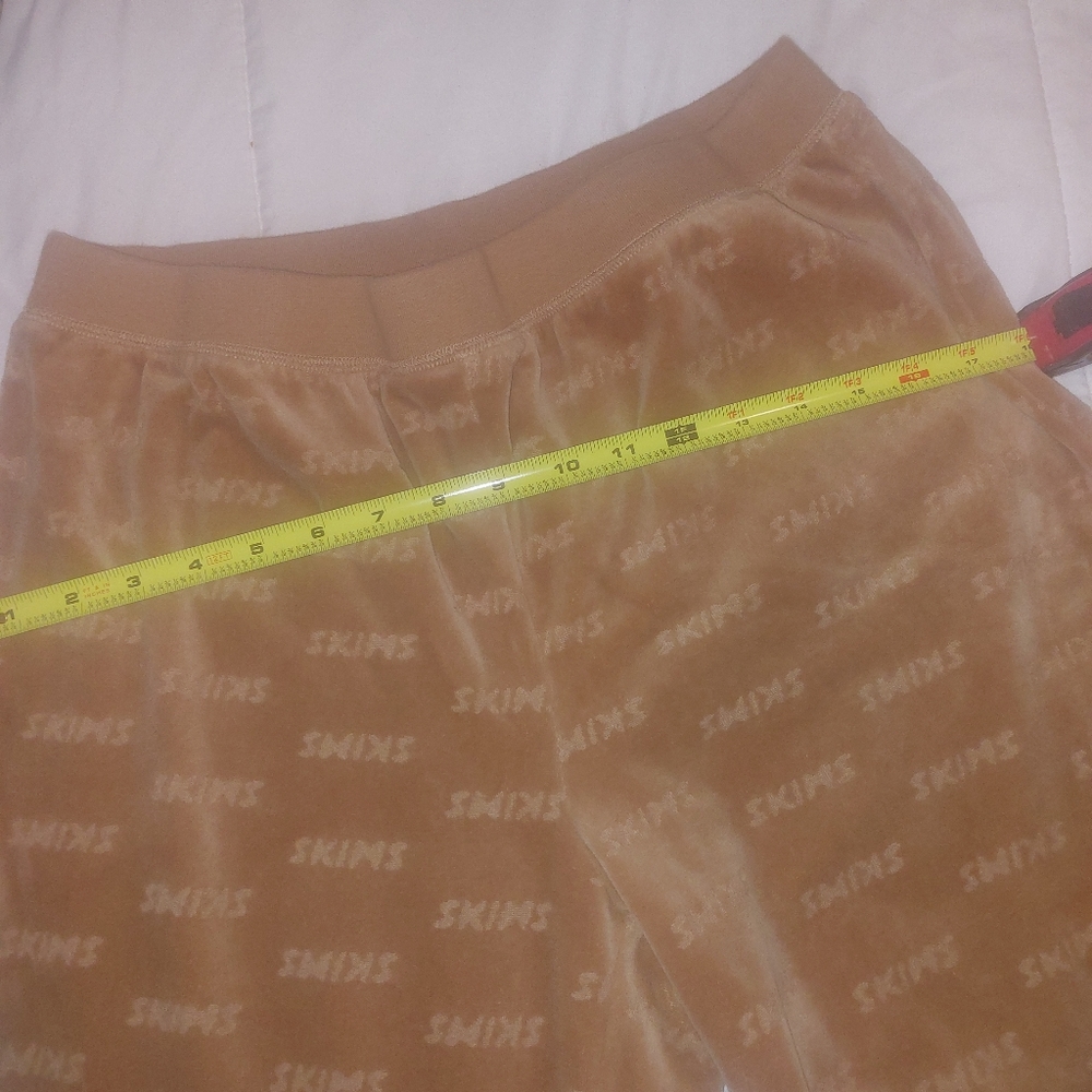 SKIMS Camel Velour Logo Set - Picture 3 of 6